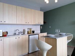 Η κουζίνα ή μικρή κουζίνα στο A City-center Seaview Penthouse at Oceanic