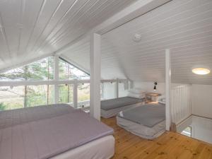 um quarto com duas camas e uma janela em Holiday Home Sjöboda sea by Interhome em Inkoo