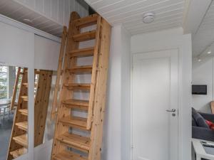 Habitación con escalera de madera en una habitación en Holiday Home Sjöboda by Interhome en Inkoo