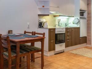 Kuchyň nebo kuchyňský kout v ubytování Holiday Home Karitahko a 2 by Interhome