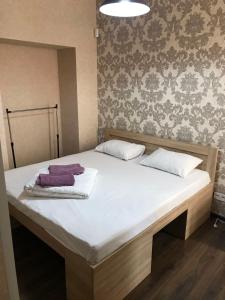 1 cama con 2 almohadas en una habitación en #8 Apartments, en Odessa