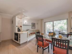 Dapur atau dapur kecil di Apartment Cala Sultana-3 by Interhome