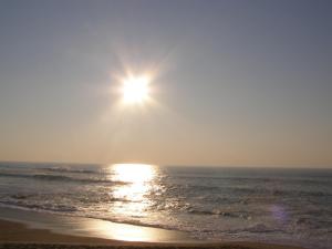 - un coucher de soleil sur l'océan sur une plage dans l'établissement Hotel Peninsular- Porto, à Porto