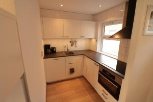 A kitchen or kitchenette at Lovely beach house