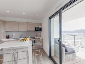 uma cozinha com vista para o oceano em Apartment Le Palazzu-10 by Interhome em Porto-Vecchio