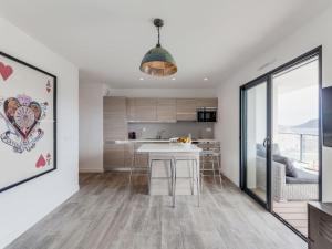 Η κουζίνα ή μικρή κουζίνα στο Apartment Château-10 by Interhome +22 φωτογραφίες