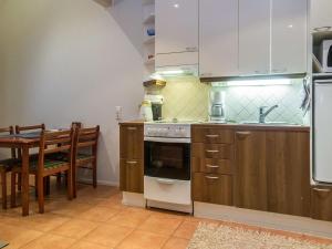 Kuchyň nebo kuchyňský kout v ubytování Holiday Home Karitahko a 2 by Interhome