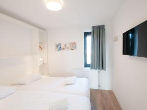 Holiday Home Oesterdam Resort-5 tesisinde bir odada yatak veya yataklar