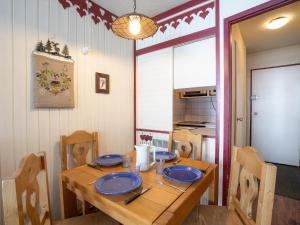 Kuchyň nebo kuchyňský kout v ubytování Apartment Coryles 043 A by Interhome