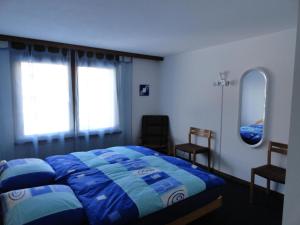 レンクにあるApartment Beryll # 2 by Interhomeのベッドルーム1室(ベッド1台、椅子2脚、鏡付)