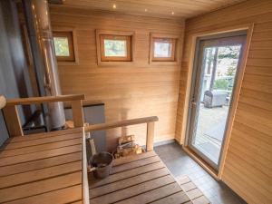 um quarto com uma escada numa pequena casa em Holiday Home Sjöboda sea by Interhome em Inkoo mais 16 fotografias