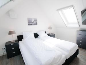 Tempat tidur dalam kamar di Holiday Home Oesterdam Resort-1 by Interhome
