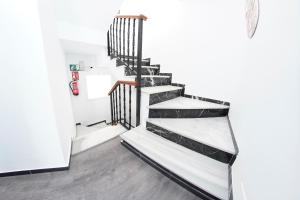 Una escalera en blanco y negro en una habitación en Atico playa76, en Torremolinos