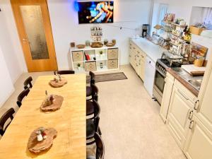 A cozinha ou cozinha compacta de New Hostel Berlin Mitte FREE SNACK hot tea and coffee
