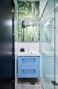 uma casa de banho com um lavatório azul e um espelho. em SERRANO GOLDEN MILE II, by Presidence Rentals em Madri