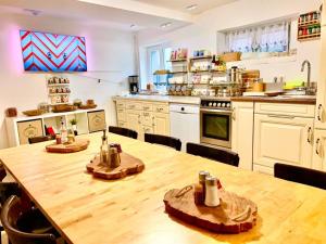 A cozinha ou cozinha compacta de New Hostel Berlin Mitte FREE SNACK hot tea and coffee