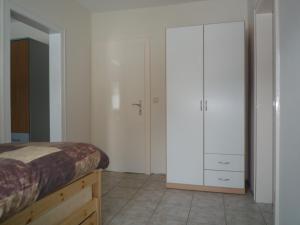 1 dormitorio con 1 cama, vestidor y armario en Harzhuisje - Sankt Andreasberg, en Sankt Andreasberg