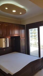 A bed or beds in a room at Luxury penthouse with sea view