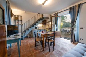 cocina y sala de estar con mesa y escalera en Appartamento Giulio, en Villamagna