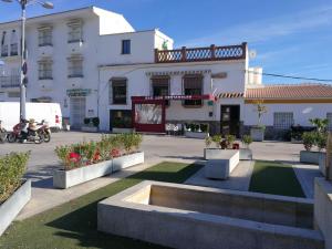 un edificio con una fuente en medio de una calle en Casa en pueblo de montes de Málaga a 15km de playa, en Almáchar