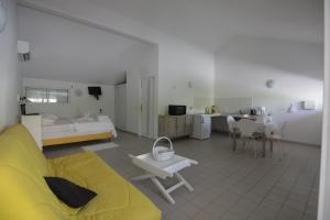 BALAGA ocarina في ساينت آن: غرفة معيشة مع أريكة صفراء وغرفة نوم