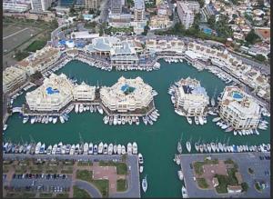 - une vue aérienne sur un port de plaisance avec des bateaux dans l'établissement apartamento con vista al mar, à Benalmádena