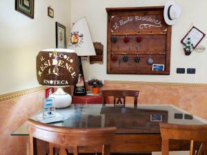 jadalnia ze stołem, lampką i krzesłami w obiekcie Il Piccolo Residence w mieście Acquaviva