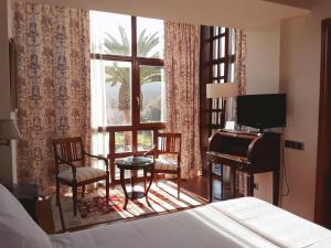 ein Schlafzimmer mit einem Bett und ein Zimmer mit einem Fenster in der Unterkunft Hotel Indiana Llanes in Llanes