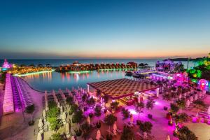 - une vue aérienne sur le complexe la nuit dans l'établissement Cratos Premium Hotel Casino & SPA, à Kyrenia