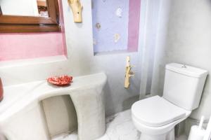 A bathroom at Victoria's Country Apartments