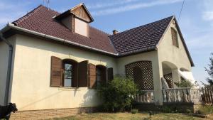 Casa blanca con techo marrón en Panzió Rust in Lànycsòk, en Lánycsók