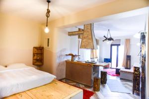 A bed or beds in a room at Victoria's Country Apartments