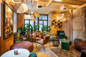 a room with lots of chairs and tables at Hotel Indigo Brussels - City by IHG in Brussels