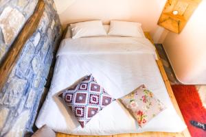 A bed or beds in a room at Victoria's Country Apartments