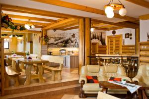 Reštaurácia alebo iné gastronomické zariadenie v ubytovaní Pokoje Gościnne Kornelia- Jacuzzi & Sauna