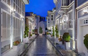 une allée de bâtiments blancs avec des plantes en pot dans l'établissement Catch Hotel Sultanahmet-Special Category, à Istanbul