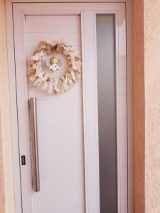 Una corona está en la puerta de una puerta en LVN Apart en San Clemente del Tuyú