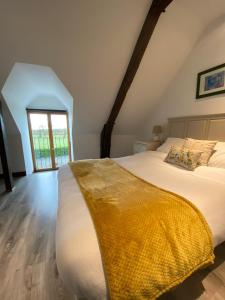 Éancé的住宿－La Morinais，卧室配有白色床和黄色毯子