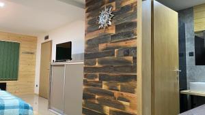 Alexandar studio apartman في موكرا غورا: غرفة بها جدار مصنوع من الخشب