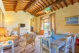Villa Casale Federica في أريتسو: غرفة معيشة مع طاولة وأريكة