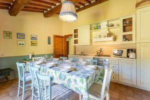 A kitchen or kitchenette at Villa Casale Federica