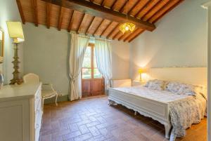 A bed or beds in a room at Villa Casale Federica