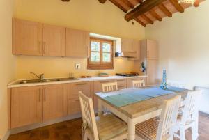A kitchen or kitchenette at Villa Casale Federica