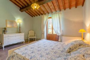 A bed or beds in a room at Villa Casale Federica