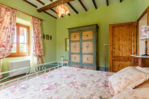 A bed or beds in a room at Villa Casale Federica
