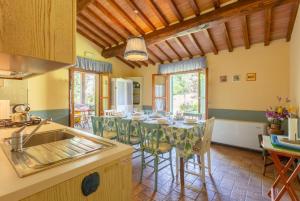 A kitchen or kitchenette at Villa Casale Federica