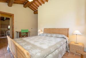 A bed or beds in a room at Villa Casale Federica