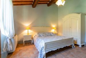 A bed or beds in a room at Villa Casale Federica