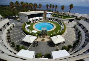 - Vistas aéreas a la piscina del complejo en President Park Hotel, en Aci Trezza