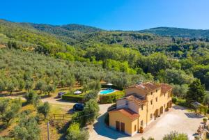 vista aerea su una villa con piscina di Villa Le Balze a Firenze